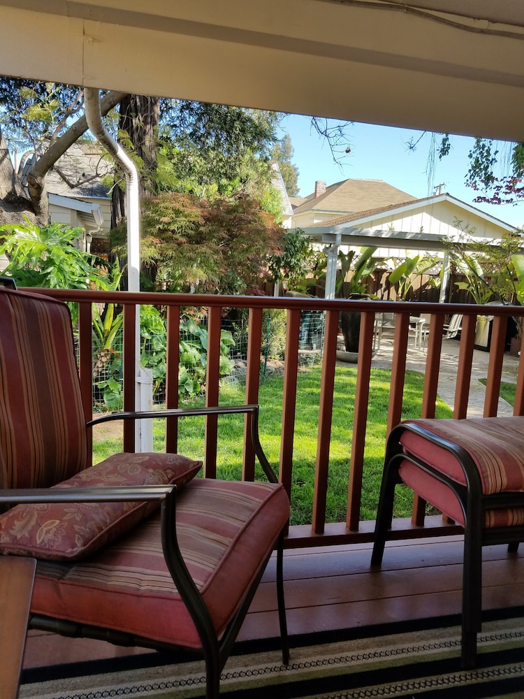 Bedroom in private home in the lovely Rose garden area In the heart of San Jose.