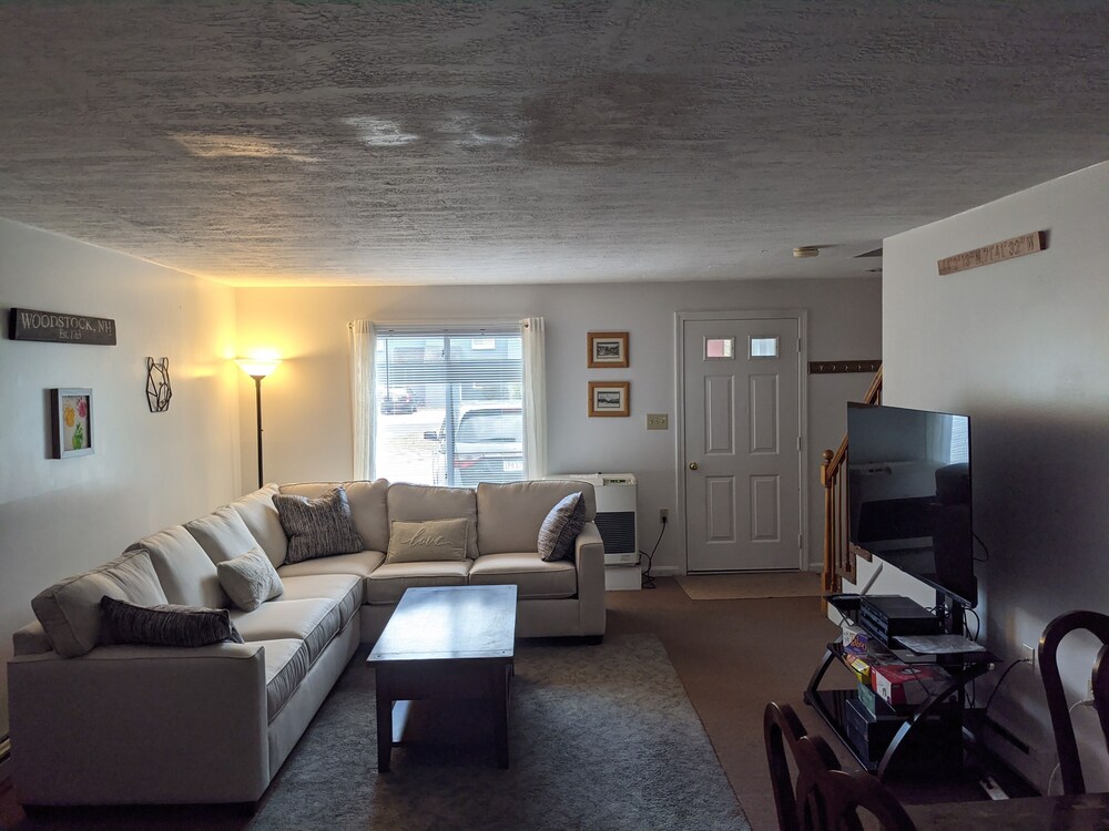 Spacious Family Townhouse in Alpine Village - close to everything!