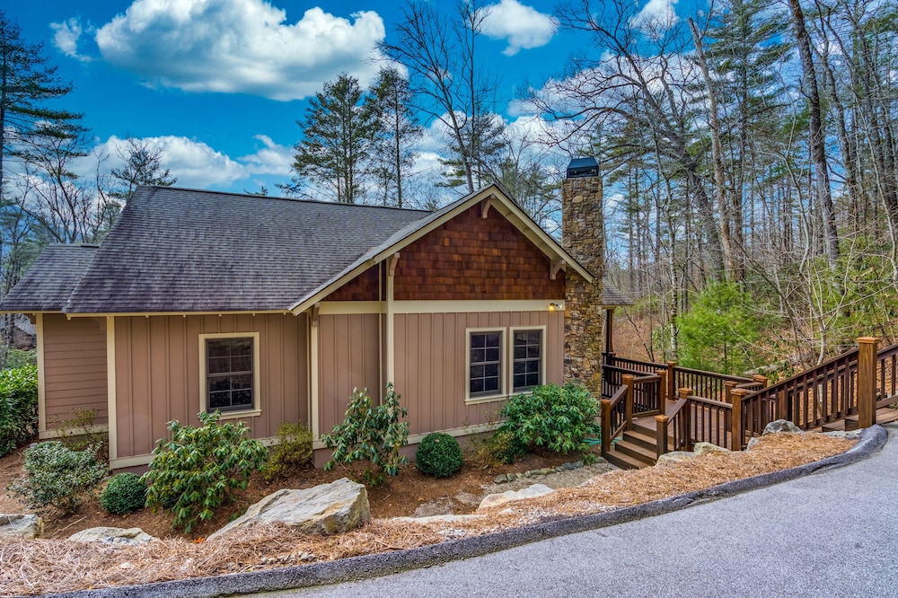 Morning Mist - Cozy Cabin with Amenities!