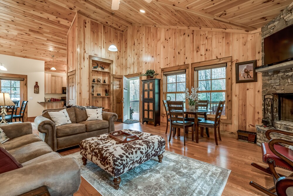 Morning Mist - Cozy Cabin with Amenities!