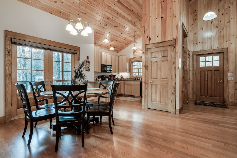 Morning Mist - Cozy Cabin with Amenities!