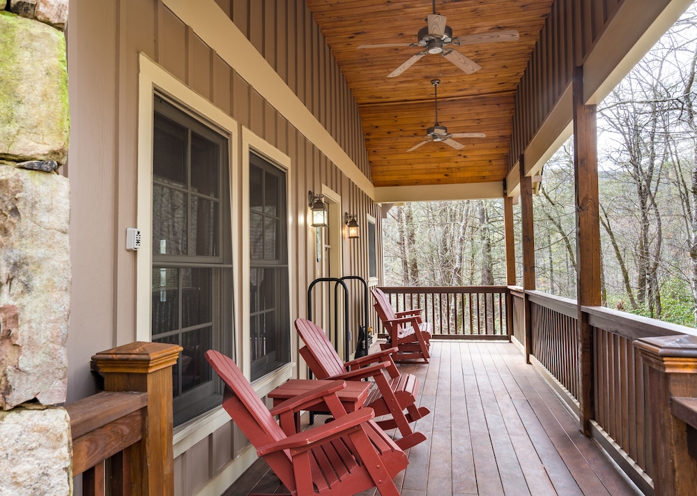 Morning Mist - Cozy Cabin with Amenities!