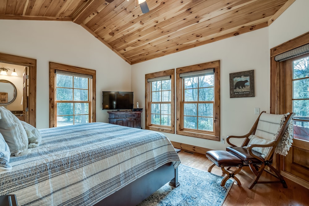 Morning Mist - Cozy Cabin with Amenities!