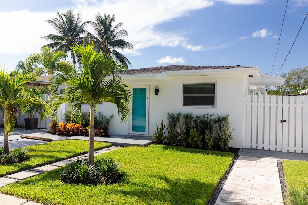 Brand New Modern 2MI. FLL ARPT 4 MI. BCH. 5MI. Port 2MI. 4 MI Bch .