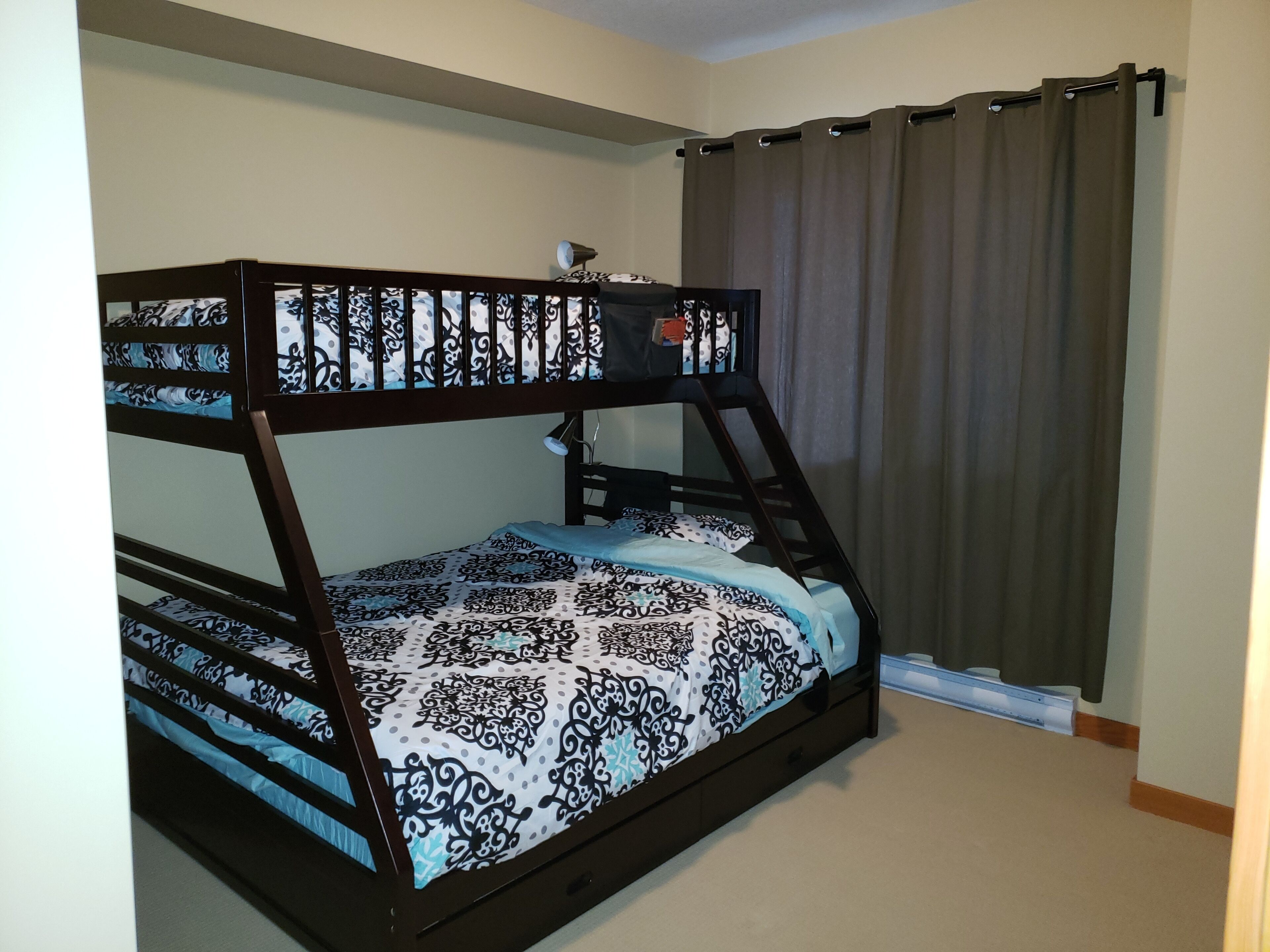 Spacious 3 BR Top Floor Condo - Kitchen, Mountain View Balcony, Fireplace & Pool in Canmore, Canada