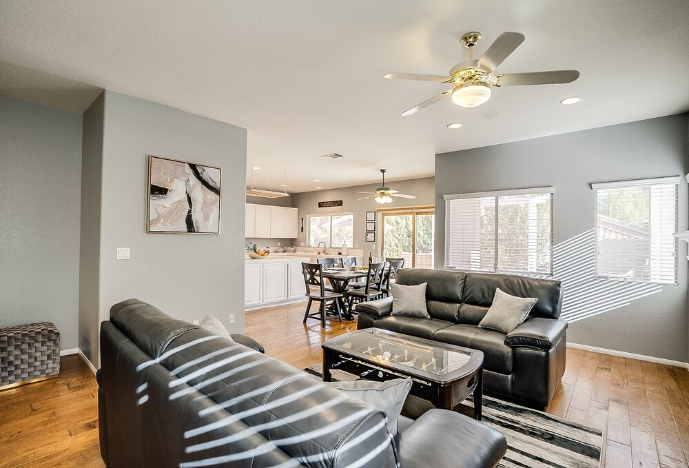 Deluxe 4 Bed / 3 Bath with Heated Pool close to the strip