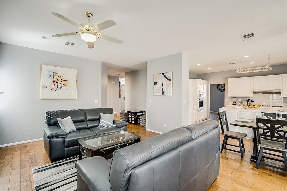 Deluxe 4 Bed / 3 Bath with Heated Pool close to the strip