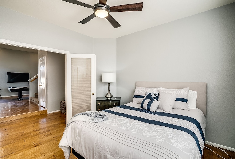 Deluxe 4 Bed / 3 Bath with Heated Pool close to the strip