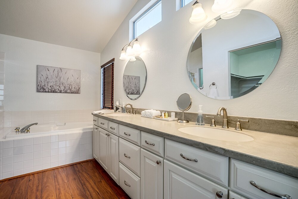 Deluxe 4 Bed / 3 Bath with Heated Pool close to the strip