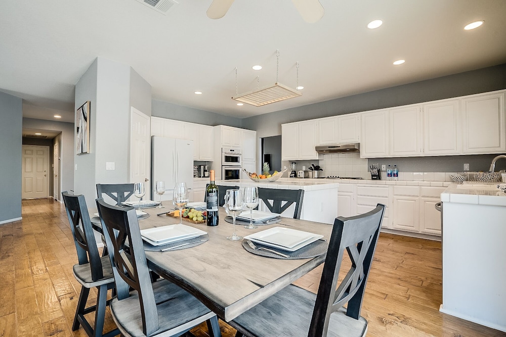 Deluxe 4 Bed / 3 Bath with Heated Pool close to the strip