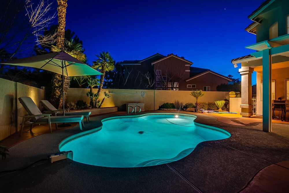 Deluxe 4 Bed / 3 Bath with Heated Pool close to the strip