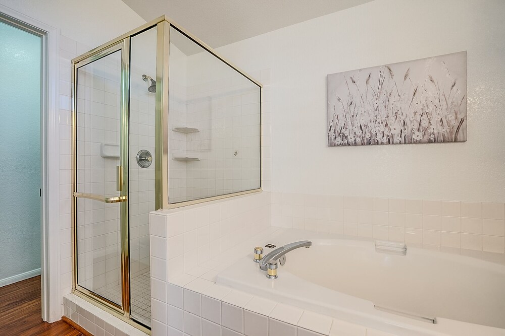 Deluxe 4 Bed / 3 Bath with Heated Pool close to the strip