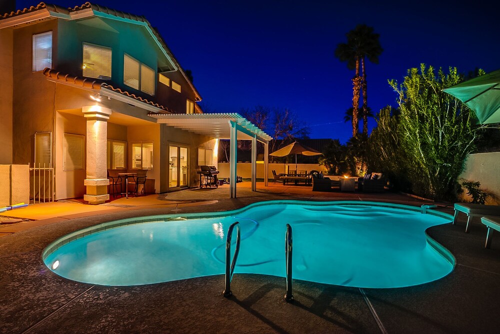 Deluxe 4 Bed / 3 Bath with Heated Pool close to the strip