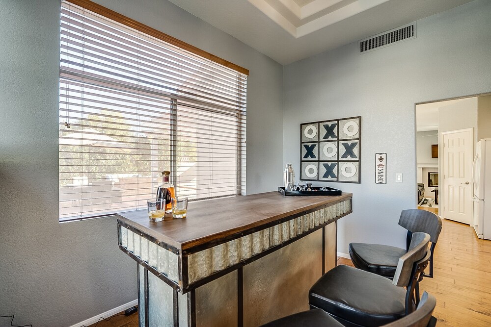 Deluxe 4 Bed / 3 Bath with Heated Pool close to the strip