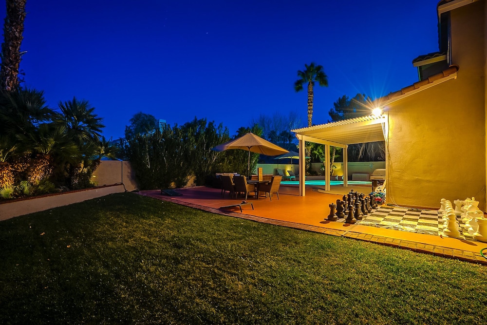 Deluxe 4 Bed / 3 Bath with Heated Pool close to the strip