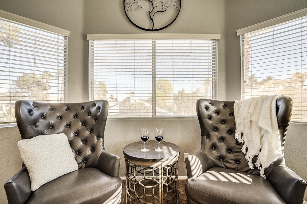 Deluxe 4 Bed / 3 Bath with Heated Pool close to the strip