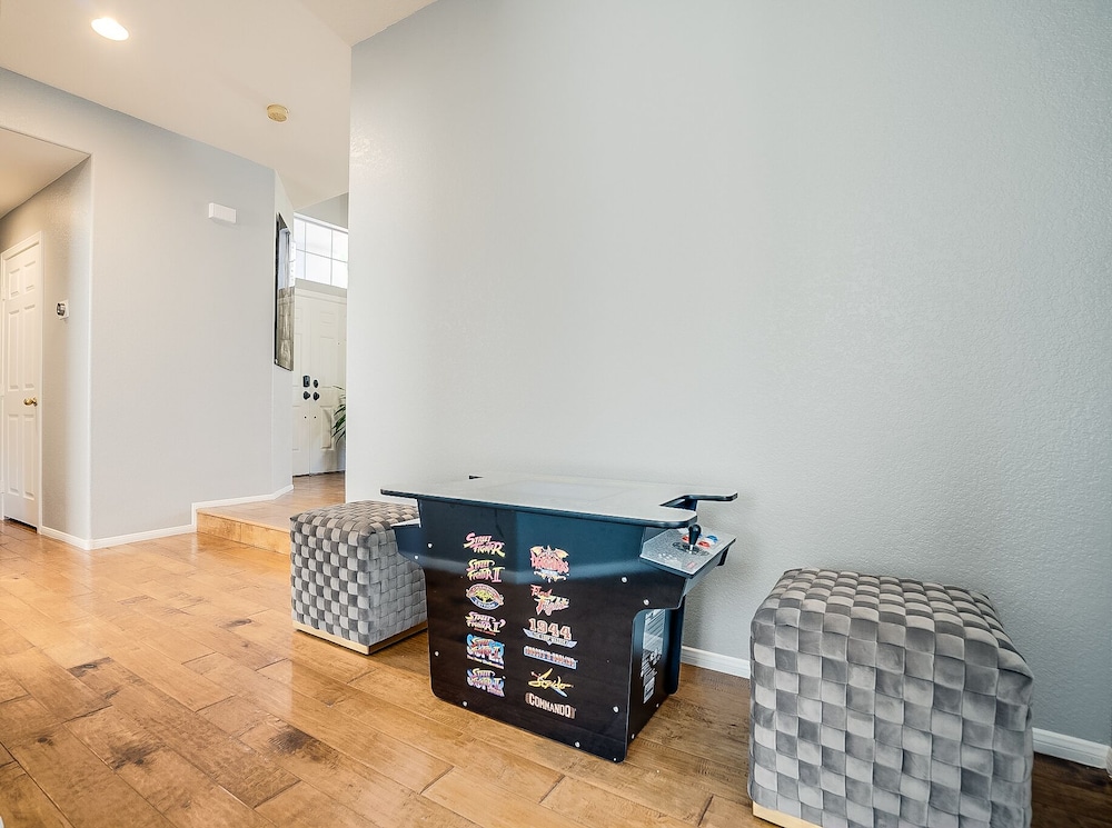 Deluxe 4 Bed / 3 Bath with Heated Pool close to the strip