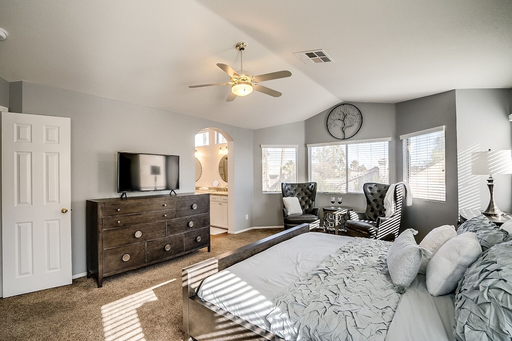 Deluxe 4 Bed / 3 Bath with Heated Pool close to the strip