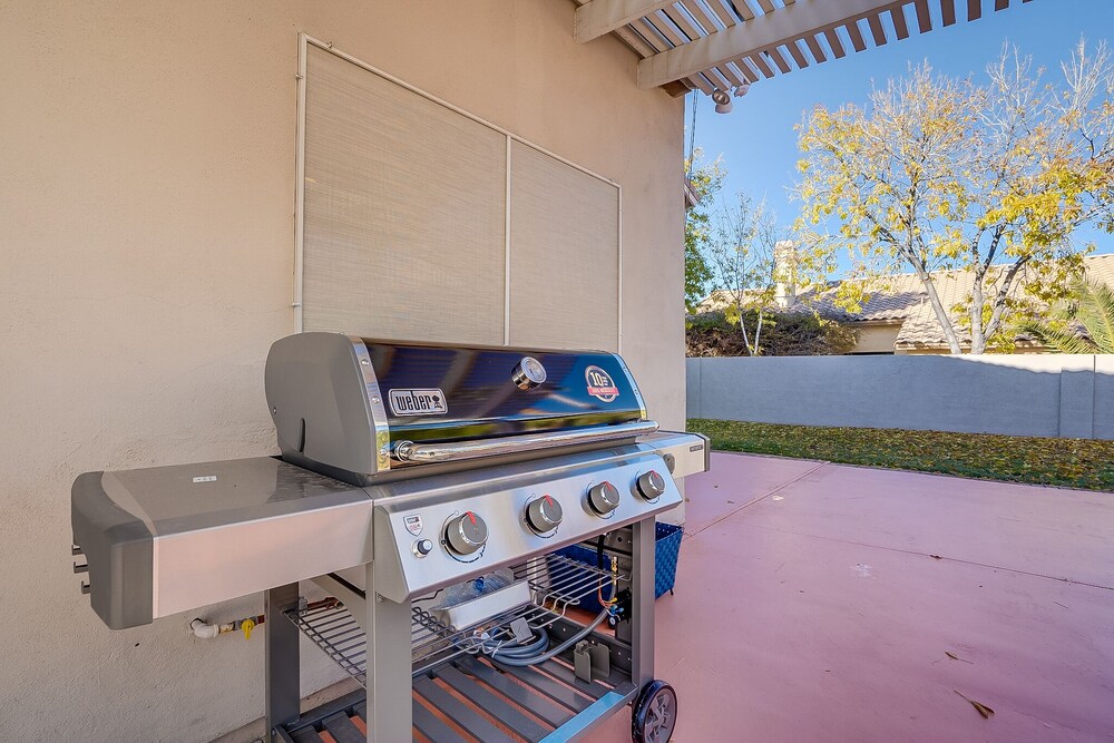 Deluxe 4 Bed / 3 Bath with Heated Pool close to the strip