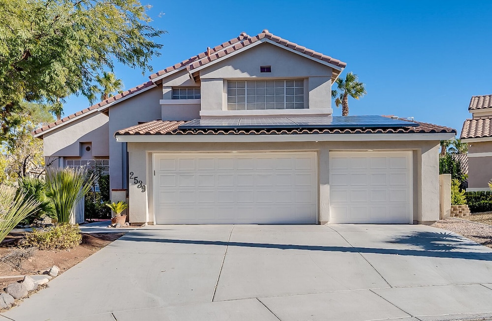 Deluxe 4 Bed / 3 Bath with Heated Pool close to the strip