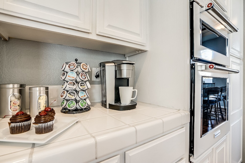 Deluxe 4 Bed / 3 Bath with Heated Pool close to the strip