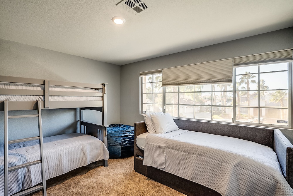 Deluxe 4 Bed / 3 Bath with Heated Pool close to the strip