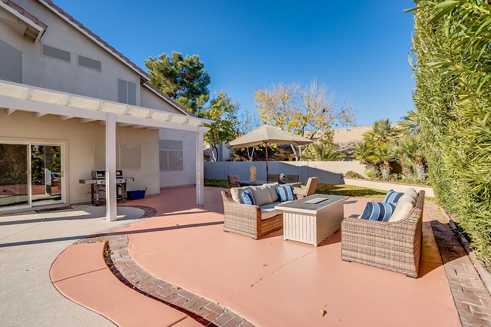 Deluxe 4 Bed / 3 Bath with Heated Pool close to the strip