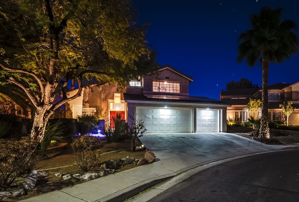 Deluxe 4 Bed / 3 Bath with Heated Pool close to the strip