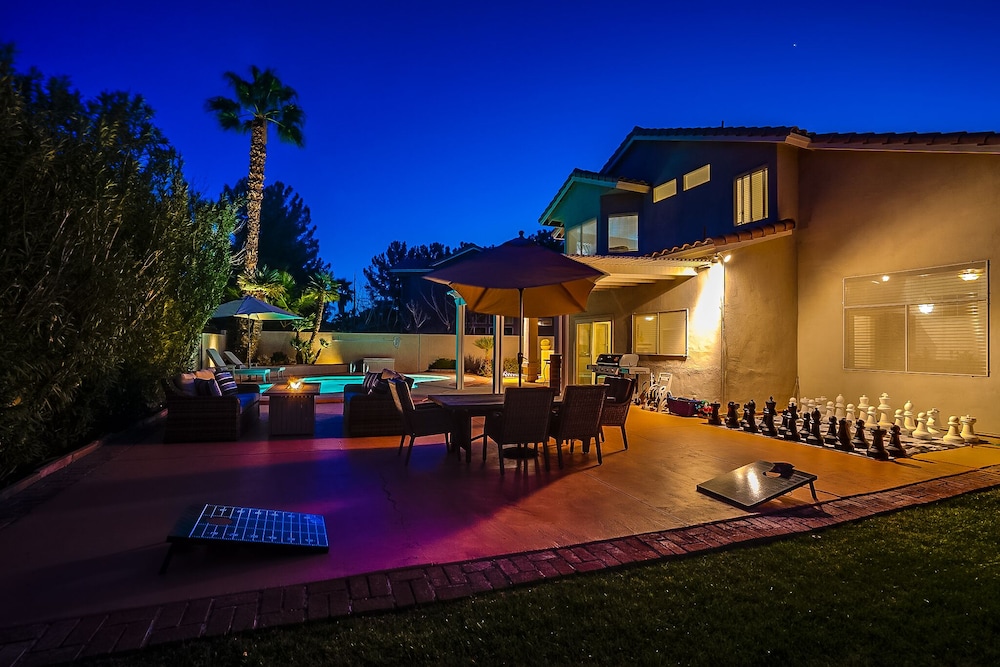 Deluxe 4 Bed / 3 Bath with Heated Pool close to the strip