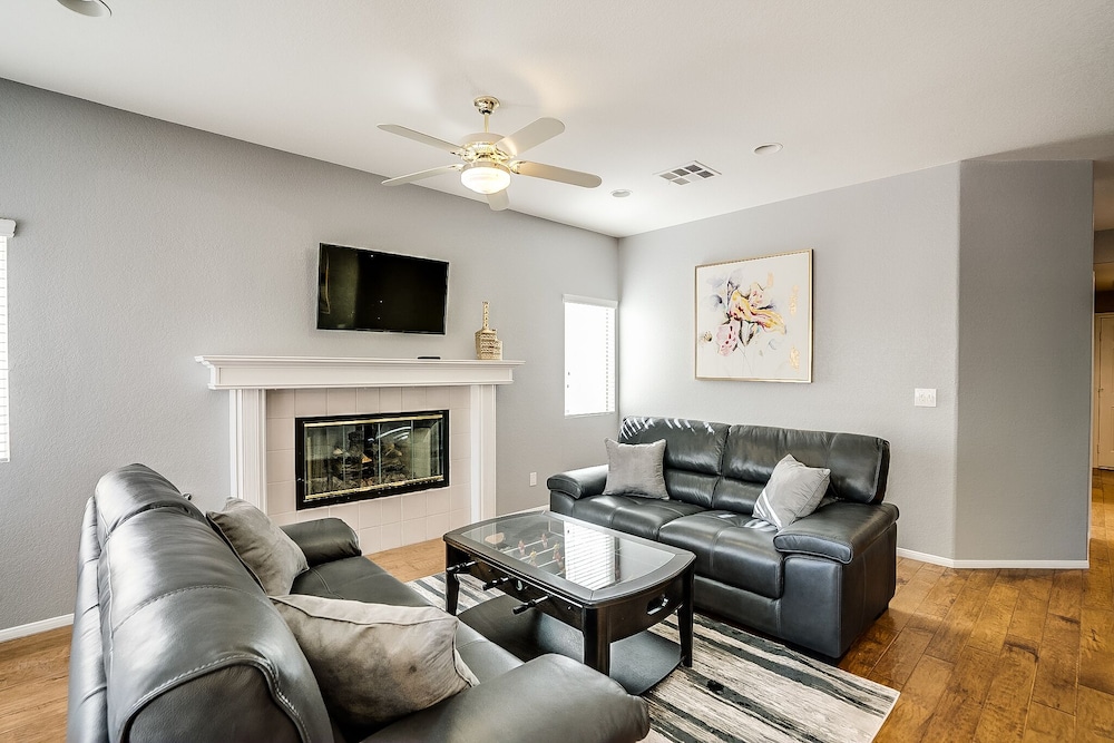 Deluxe 4 Bed / 3 Bath with Heated Pool close to the strip