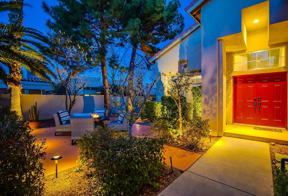 Deluxe 4 Bed / 3 Bath with Heated Pool close to the strip