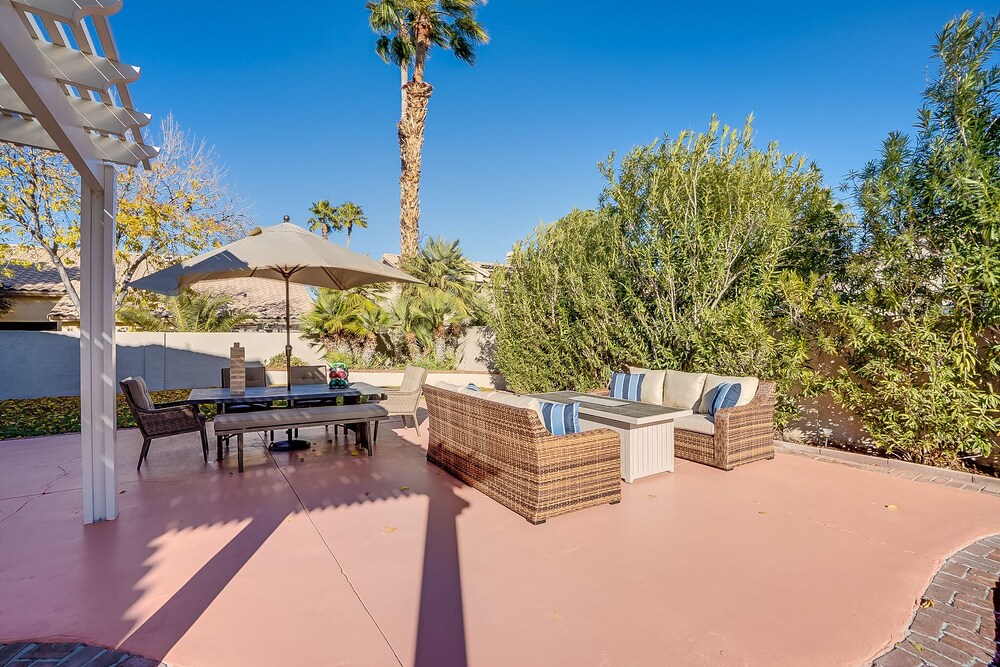 Deluxe 4 Bed / 3 Bath with Heated Pool close to the strip