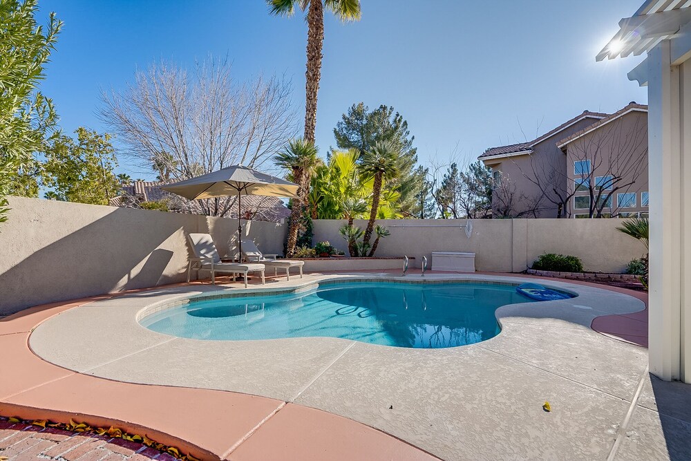 Deluxe 4 Bed / 3 Bath with Heated Pool close to the strip