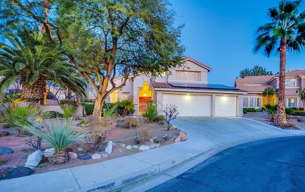 Deluxe 4 Bed / 3 Bath with Heated Pool close to the strip