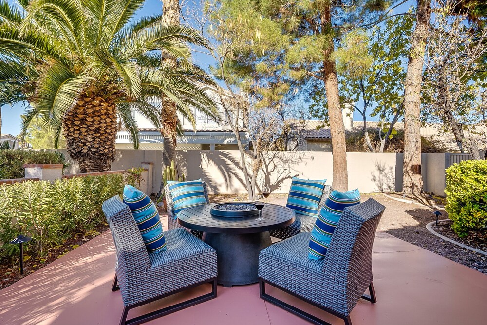 Deluxe 4 Bed / 3 Bath with Heated Pool close to the strip