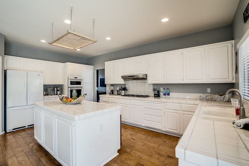 Deluxe 4 Bed / 3 Bath with Heated Pool close to the strip