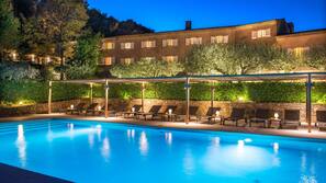 Seasonal outdoor pool, open 7:00 AM to 9:30 PM, pool umbrellas