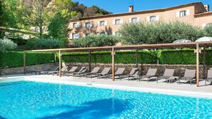 Seasonal outdoor pool, open 7:00 AM to 9:30 PM, pool umbrellas