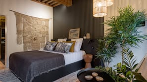 Minibar, coffres-forts dans les chambres, rideaux occultants