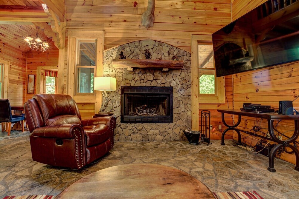 Emerald Bear; Maggie Valley hidden gem! Large, private home with HOT TUB and more!!