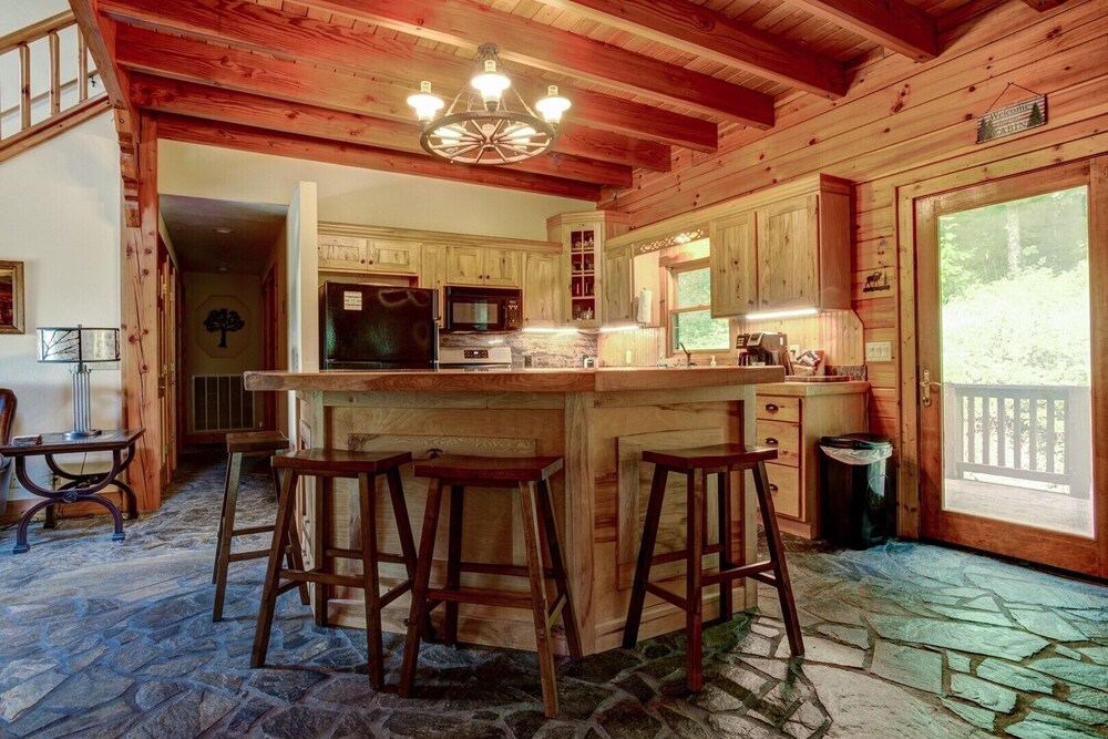 Emerald Bear; Maggie Valley hidden gem! Large, private home with HOT TUB and more!!