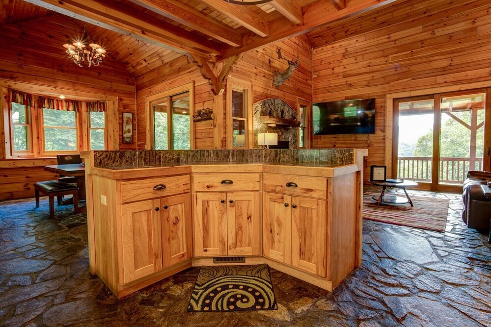 Emerald Bear; Maggie Valley hidden gem! Large, private home with HOT TUB and more!!