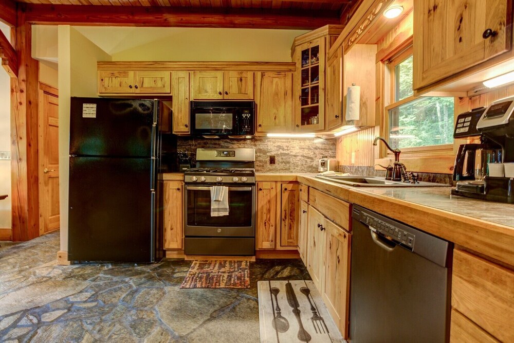 Emerald Bear; Maggie Valley hidden gem! Large, private home with HOT TUB and more!!