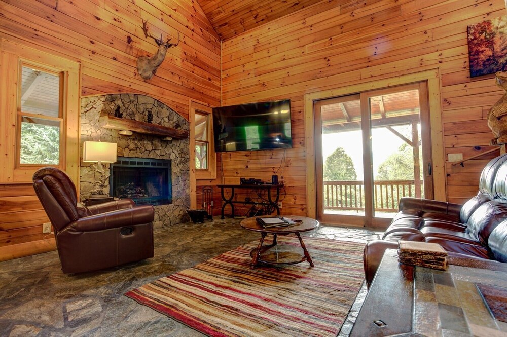 Emerald Bear; Maggie Valley hidden gem! Large, private home with HOT TUB and more!!