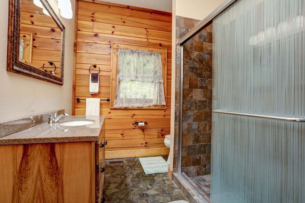 Emerald Bear; Maggie Valley hidden gem! Large, private home with HOT TUB and more!!