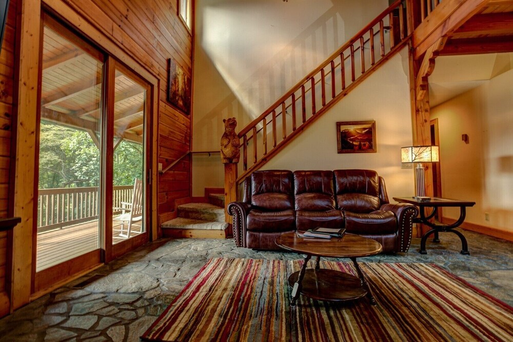 Emerald Bear; Maggie Valley hidden gem! Large, private home with HOT TUB and more!!