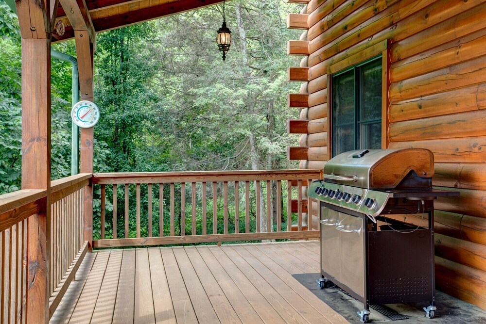 Emerald Bear; Maggie Valley hidden gem! Large, private home with HOT TUB and more!!