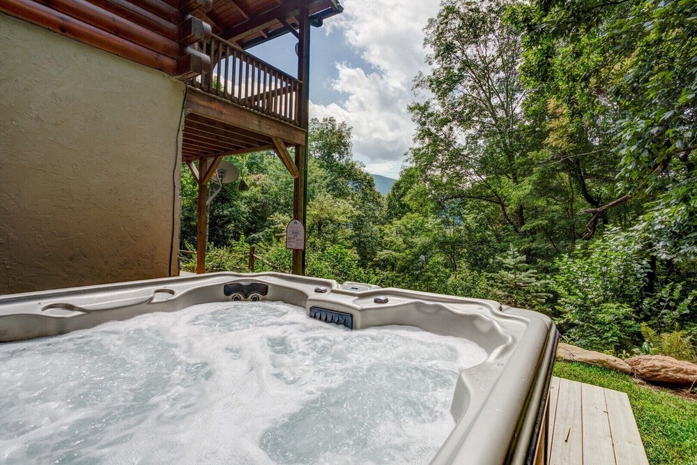 Emerald Bear; Maggie Valley hidden gem! Large, private home with HOT TUB and more!!