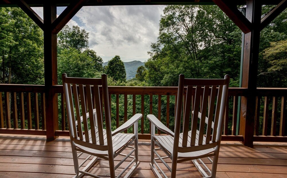 Emerald Bear; Maggie Valley hidden gem! Large, private home with HOT TUB and more!!