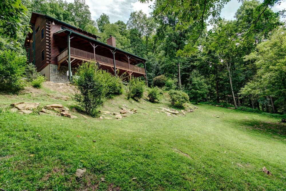 Emerald Bear; Maggie Valley hidden gem! Large, private home with HOT TUB and more!!